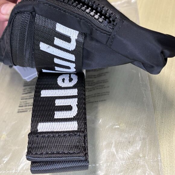 Lululemon Everywhere Belt Bag 1L with Logo Strap Black NWT - Picture 5 of 9